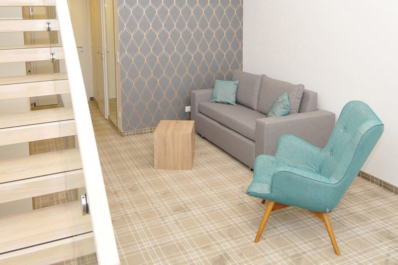 Lesesessel_Hotelzimmer_Chrysantihof_Vierzueins_Design