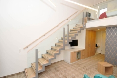 Treppe_Hotelzimmer_Chrysantihof_Vierzueins_Design